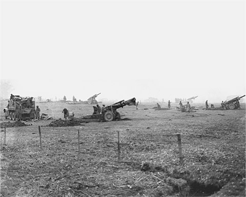 A rare photo of African-American gunners of the 969th Field Artillery Battalion - photo 9