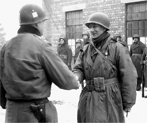 In Bastogne at the end of December General Maxwell Taylor commander of the - photo 18