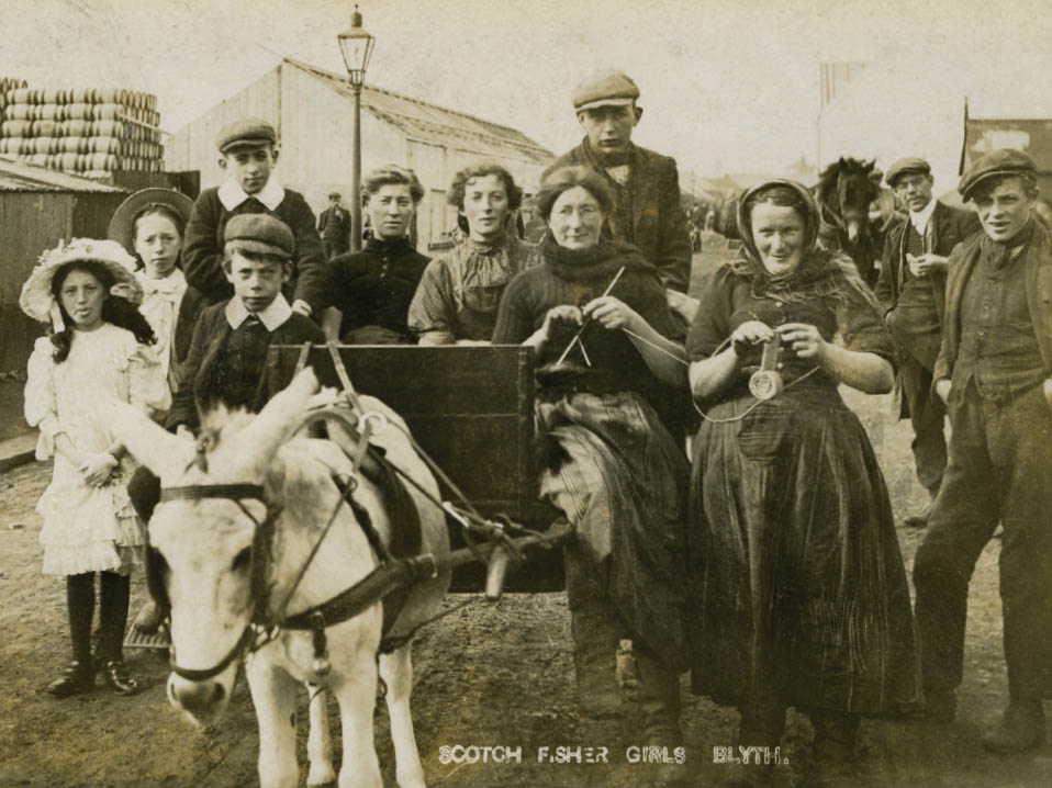 People knitting a century of photographs - photo 18