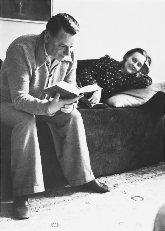 Astrid and her husband Sture at home in Vulcanusgatan 1939 1 SEPTEMBER 1939 - photo 3