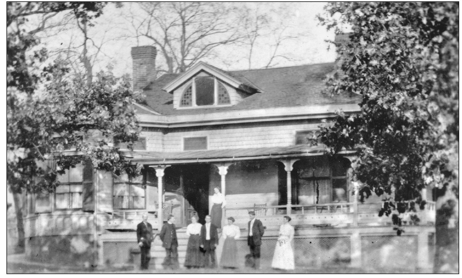 Here in 1909 the Dudley Glenn family stands in front of their home at Southern - photo 9