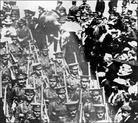 12 August 1914 The 1st Battalion Grenadier Guards march out from Chelsea - photo 3