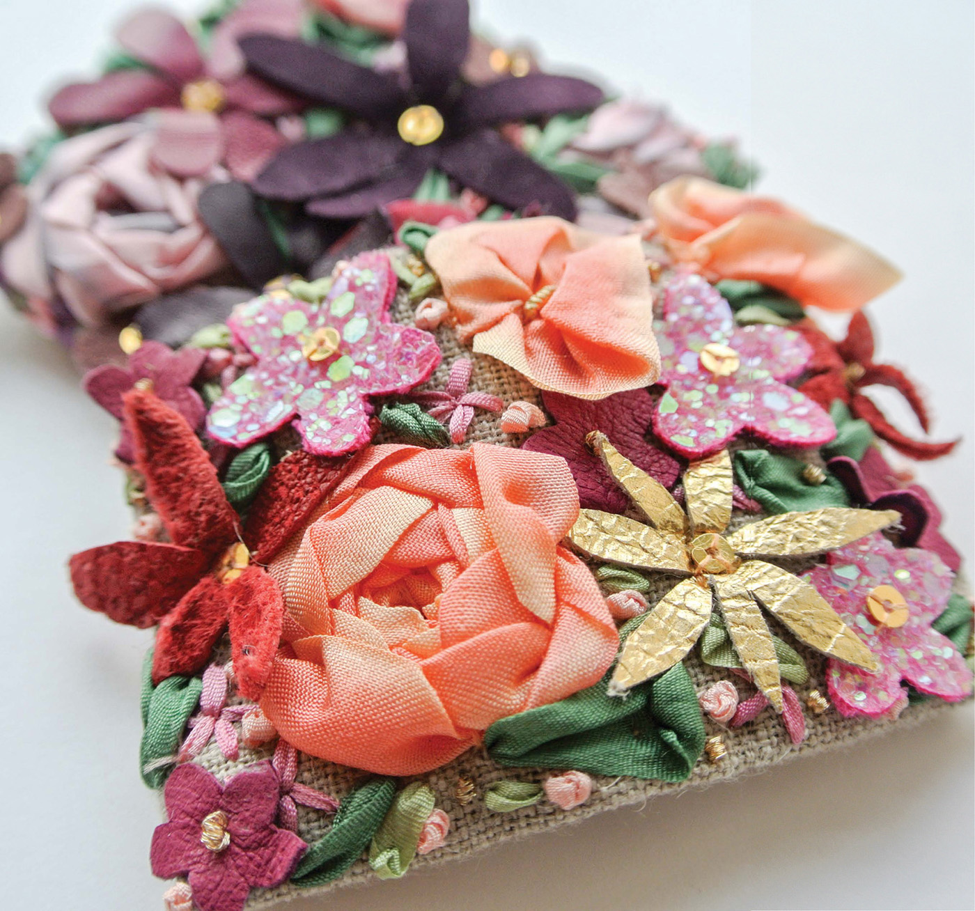 Square brooches mixed silk ribbons and leather flowers worked onto linen P - photo 7