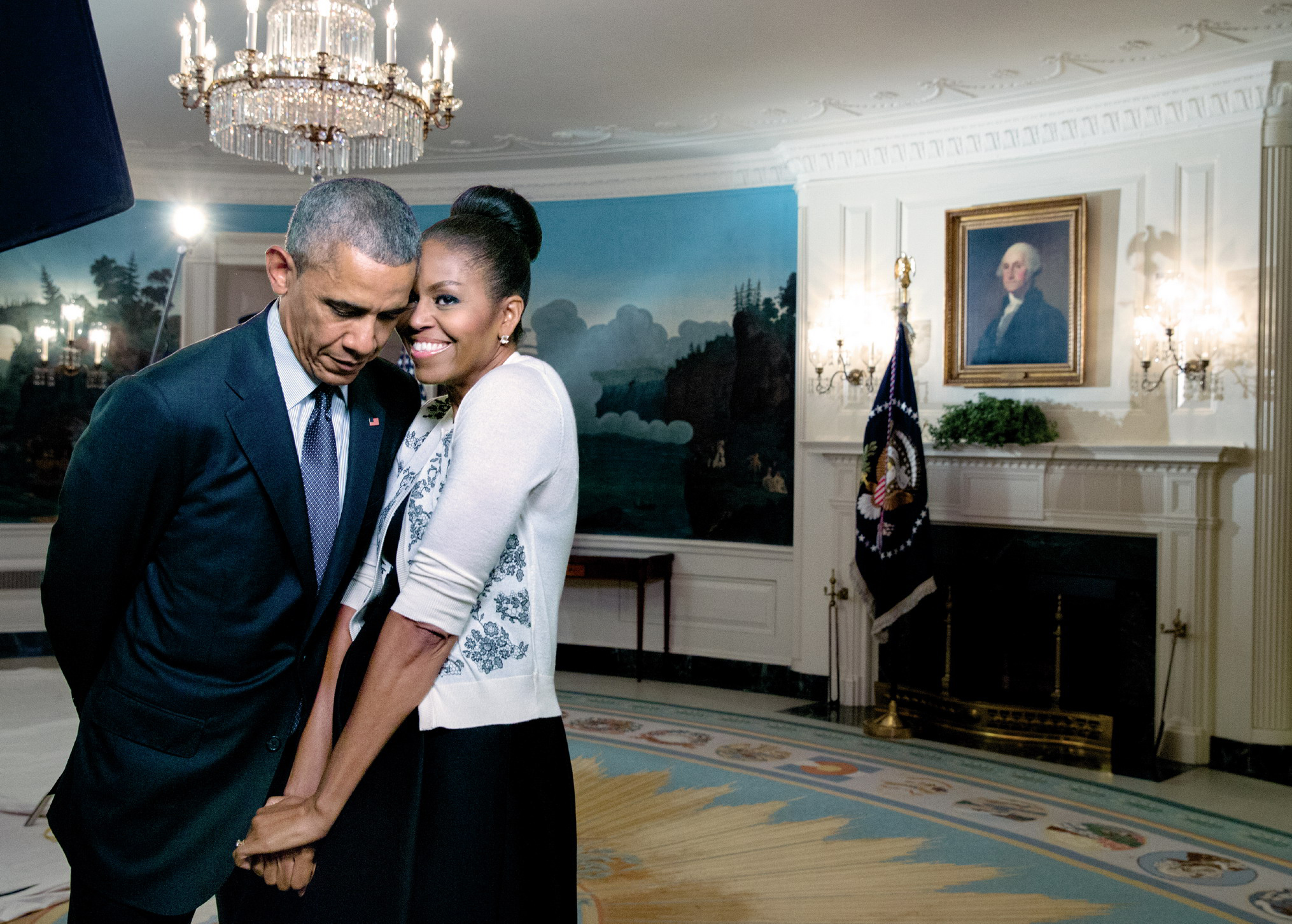 President and Mrs Obama share a special moment in the Diplomatic Reception - photo 8