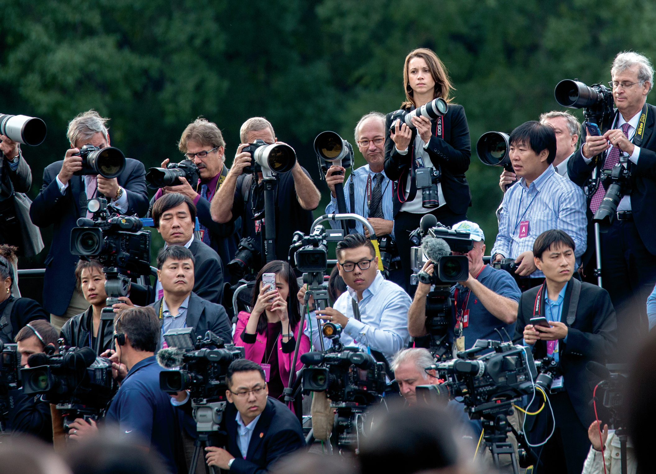 My fellow White House photographer Lawrence Jackson photographed me waiting - photo 11