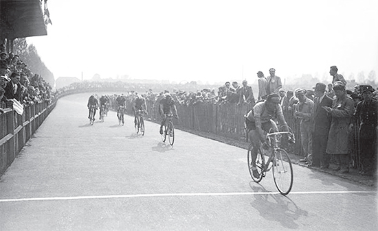 The Italian Serse Coppi brother of Fausto was controversially awarded victory - photo 5