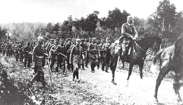 Westaufmarsch German troops cross the Belgian border on 4 August in the first - photo 16