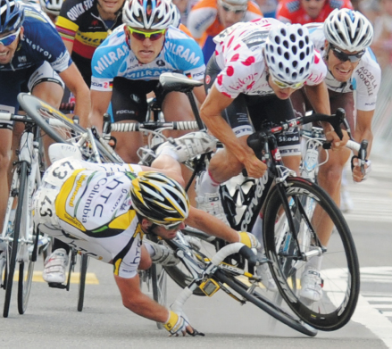 It doesnt always go to plan A crash during a packed final sprint on stage - photo 5