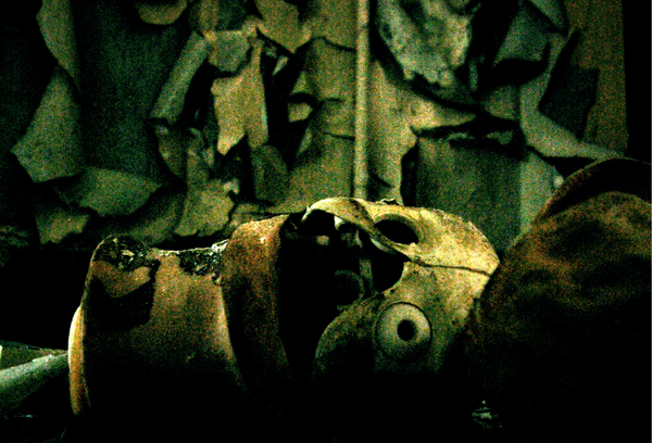 Its dark in here The air is heavy with the scent of musk and decay Sounds of - photo 3