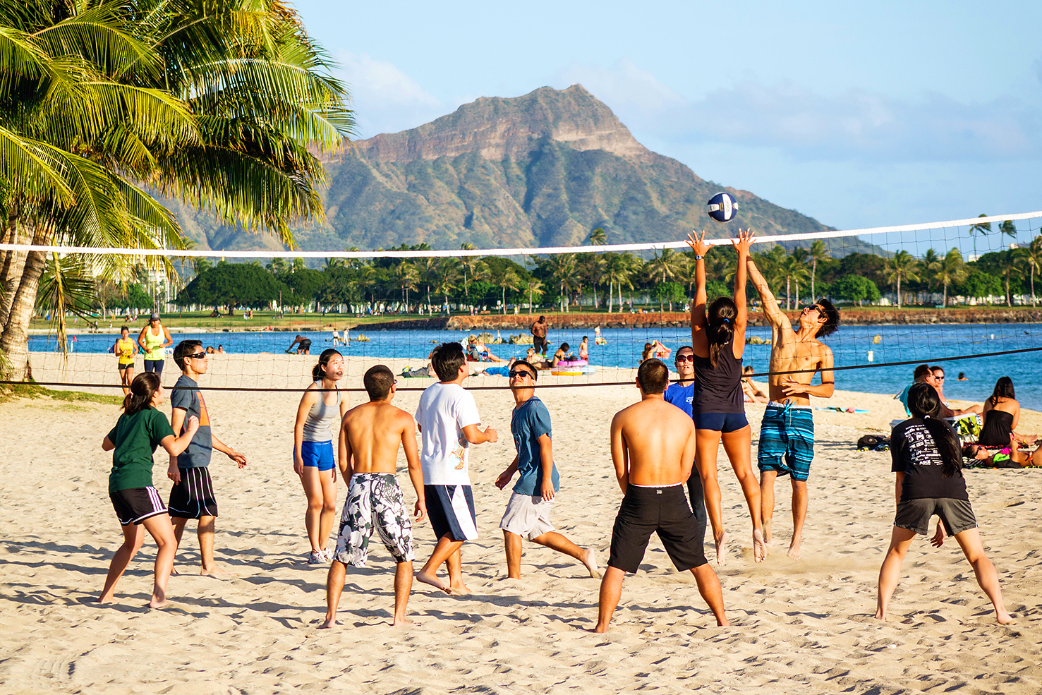 Volleyball players Ala Moana Beach Park JEFFG ALAMY Stroll Like a UH - photo 15