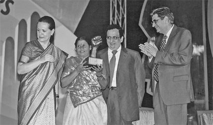 With Sonia Gandhi and Rajan Raheja honouring distinguished social workers at - photo 15