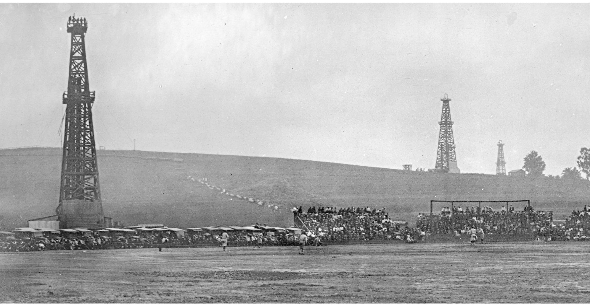 SHELL FIELD PANORAMA An early 1920s panorama sequence of Shell Park shows the - photo 6