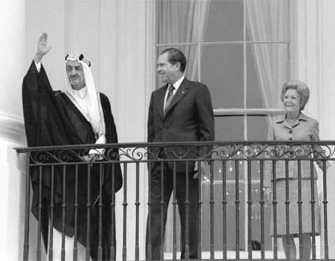 2 President Nixon and Mrs Nixon welcome King Faisal of Saudi Arabia on a visit - photo 4