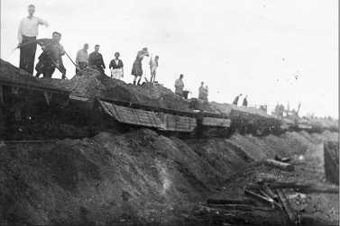 Gulag prisoners build a rail embankment at Pechorlag in summer 1941 - photo 12