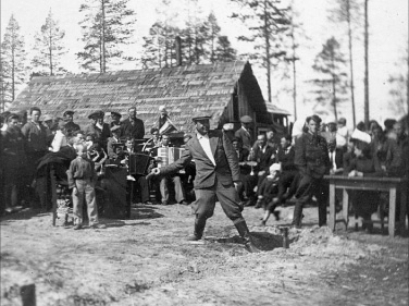 A grenade-throwing competition for Gulag staff members at Pechora Station at - photo 16