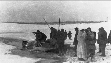 An early snowstorm caused the boat Mochulsky was taking to Pechorlag to get - photo 4