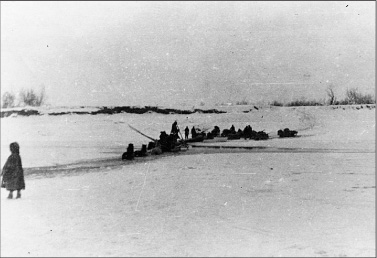 A contingent of civilian Gulag employees and prisoners crosses the Usa River on - photo 5