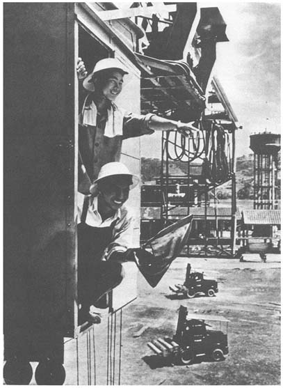 Chinese lumber-yard workers using a crane built by the workers themselves - photo 1