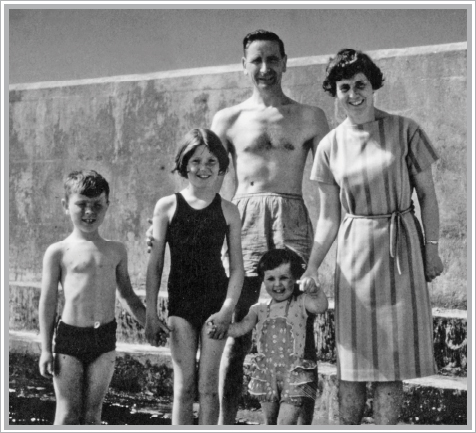 Ian Amanda Tessa Len and Molly Webb at Southend beach 1964 In 1966 my - photo 3