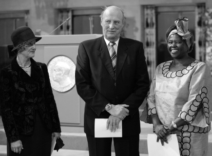 Wangari Maathai the 2004 laureate with King Harald and Queen Sonja of - photo 11