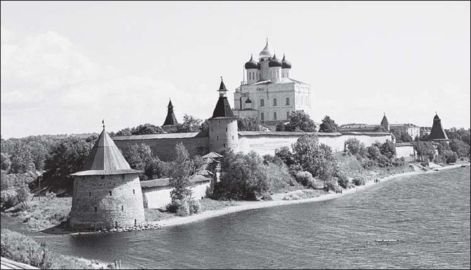 The Pskov krom citadel viewed across the River Pskova where the latter flows - photo 2