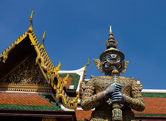 An imposing welcome at the entrance to the National Theatre Ko Ratanakosin - photo 4