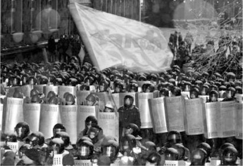 18 The militia face a Yushchenko flag 19 Tymoshenko presents them with a - photo 20