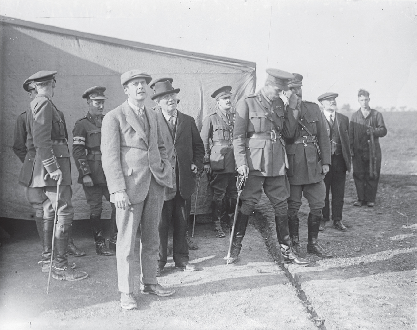 Hugh Trenchard and Herbert Asquith at the Western Front 1916 Hoisting - photo 7