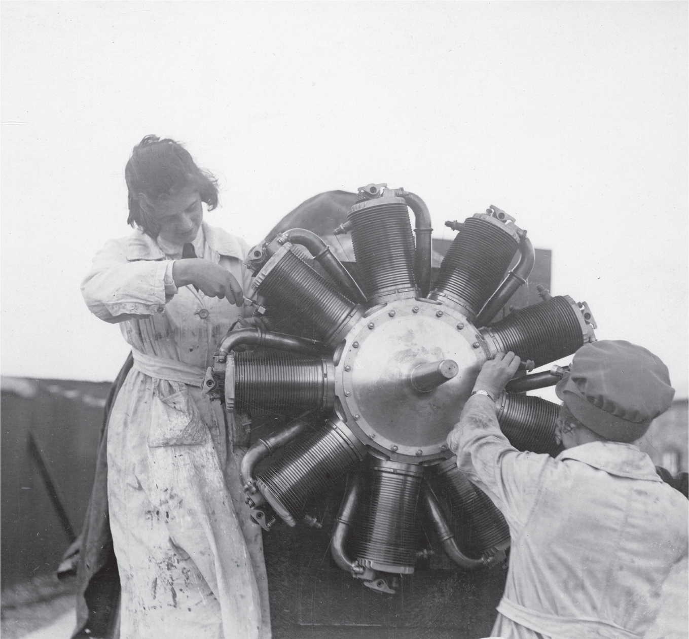 Women of the WRAF servicing an engine RAF mechanics preparing targets - photo 16