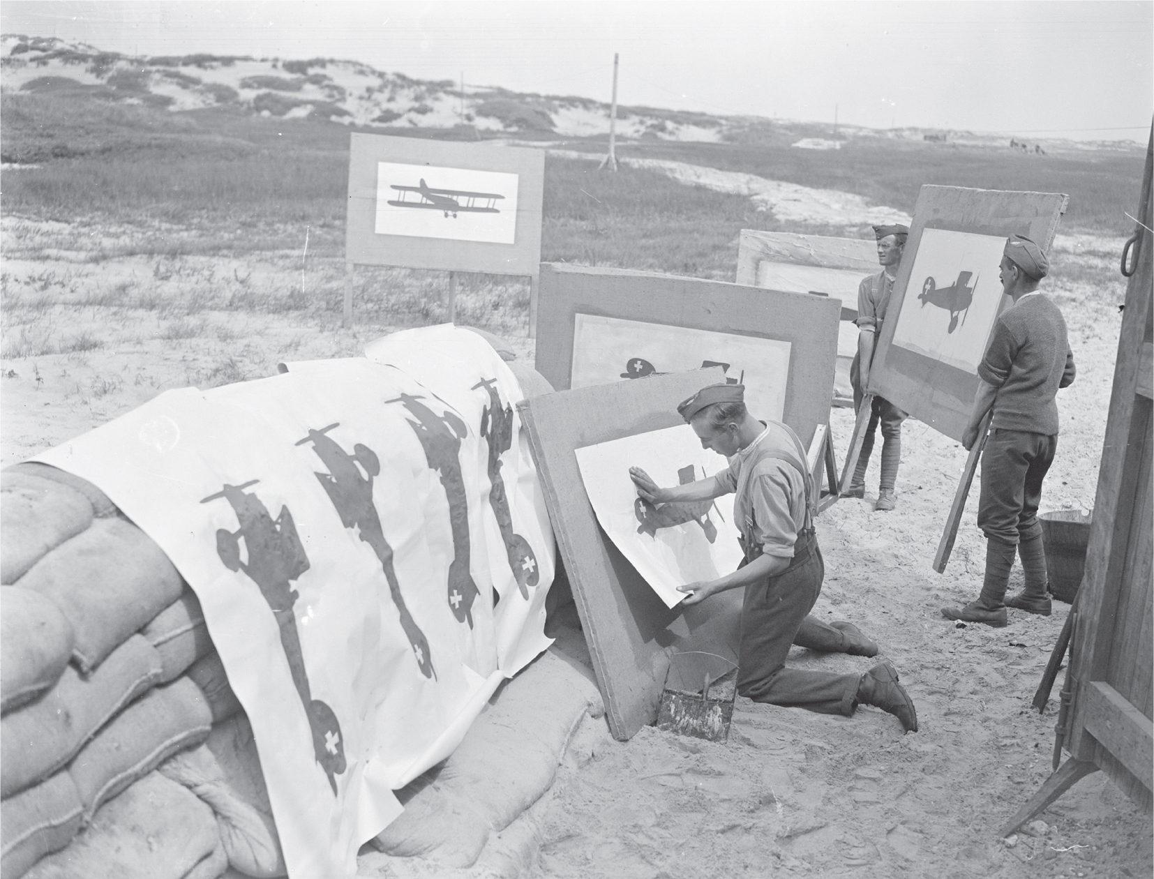 RAF mechanics preparing targets for gunnery practice Handley Page O400 - photo 17