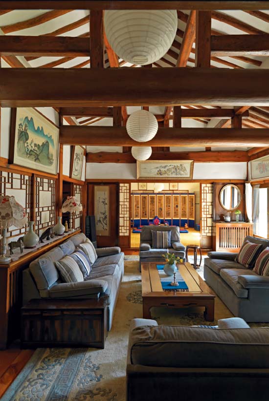 The upholstered furniture in the Western-style living room complements the - photo 4