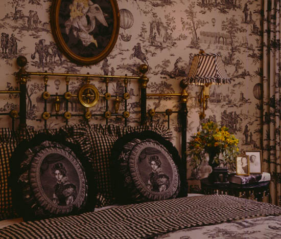 Surely this imperial black-and-white guest room would have been the envy of - photo 2