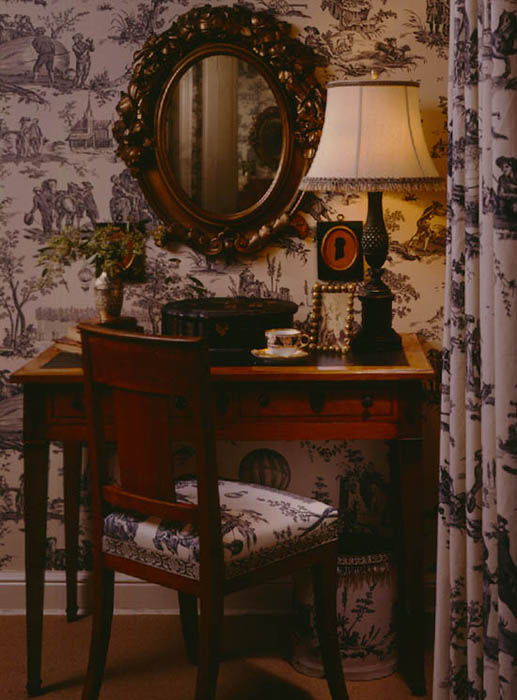 Transporting old-world elegance to a sumptuously dressed bedroom are a desk - photo 3