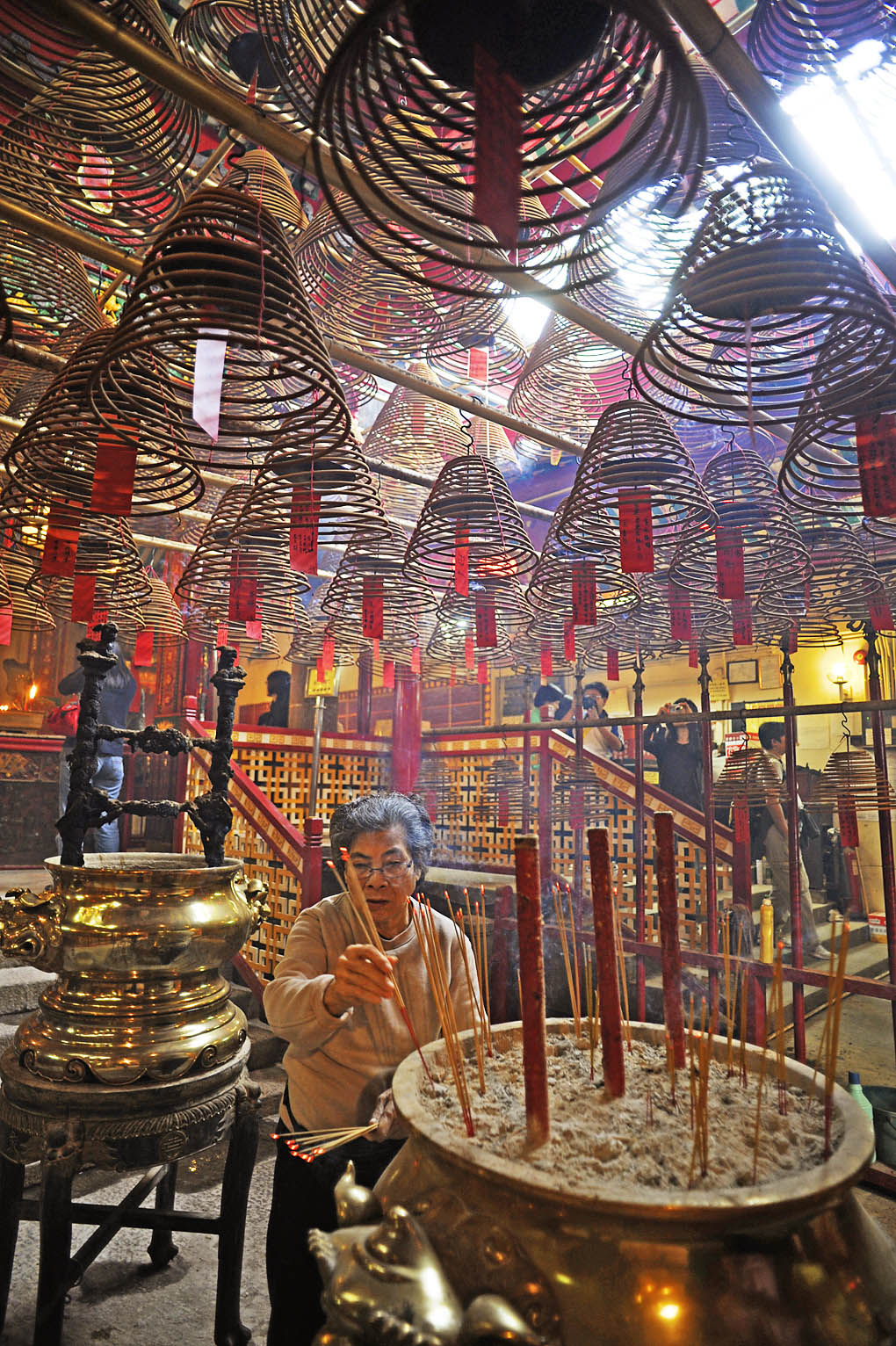 PETE SEAWARDLONELY PLANET Hong Kong Top Sights Beneath the glare of naked - photo 10