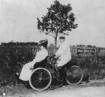 The motorcycle passenger sometimes takes the position of third wheel In 1906 - photo 2