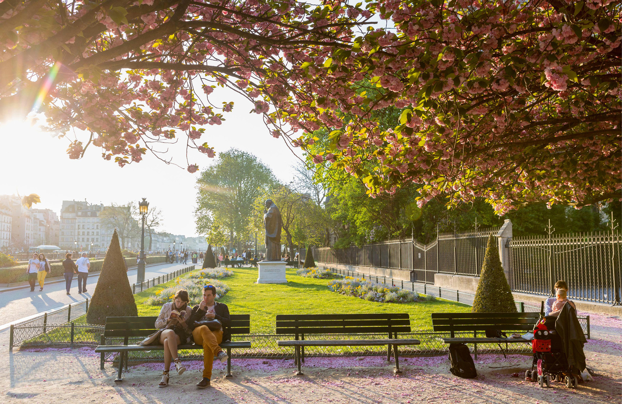 t Taking a break in the Square Jean XXIII Sweeping tree-lined boulevards and - photo 6