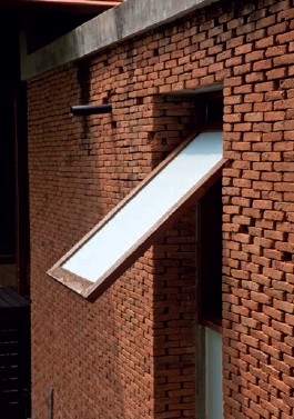 A tactile brick detail The high-ceilinged living and dining space is - photo 9