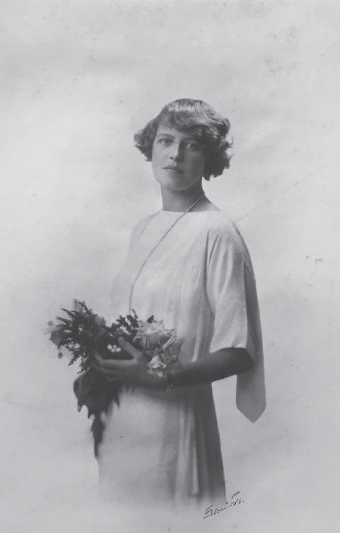 Enid on the day of her wedding to Roderick Cameron in 1913 Enid Lindeman - photo 6