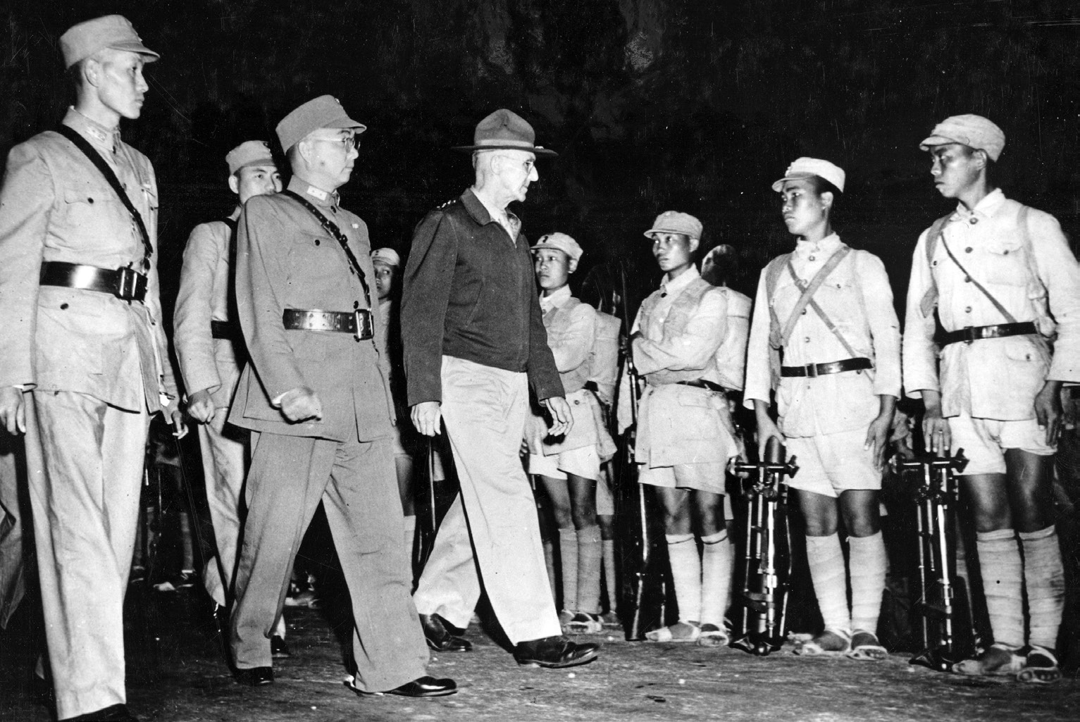 13 General Stilwell inspecting Chinese troops in India 1942 14 Quit - photo 18