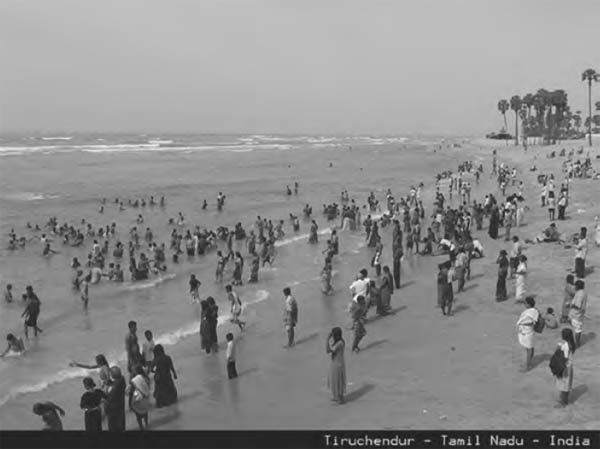 Hindus take a holy dip in the Bay of Bengal at Tiruchendur Velankanni - photo 9