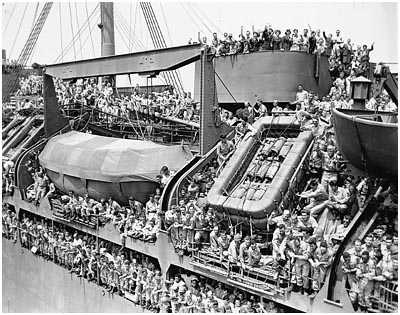 Army troops packed aboard the USS Gen Harry Taylor as it docks in New York - photo 4