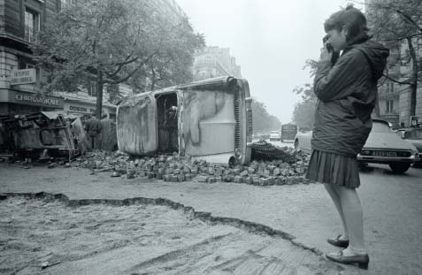 21 Barricade on the Boulevard Saint-Germain near Rue Hautefeuille May 1968 - photo 20