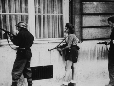 Liberation fighters in Paris 1944 French women punished for collaborating - photo 28