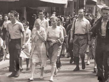 French women punished for collaborating 1944 A policeman throws tear gas - photo 29