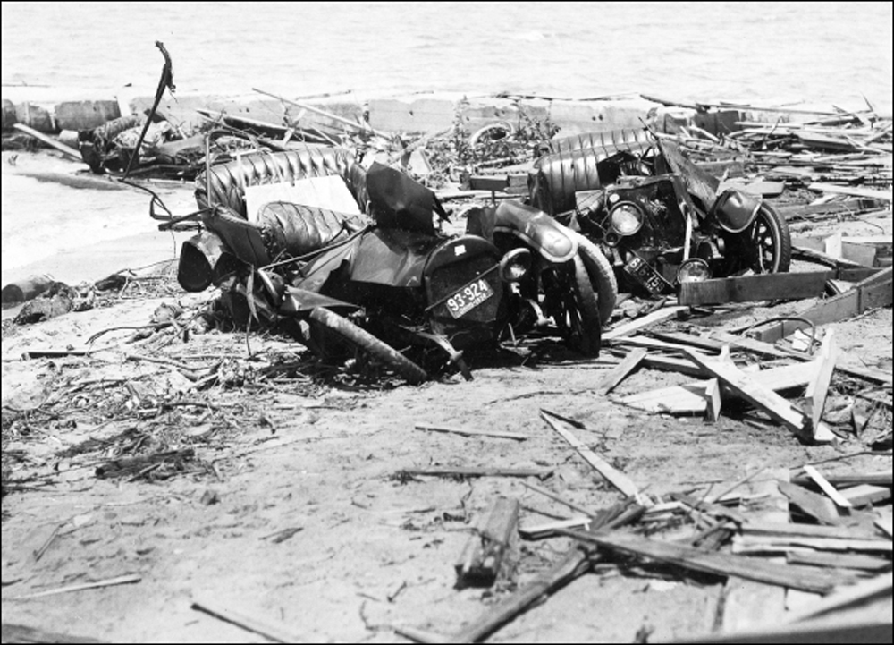 The shore near the Lorain Municipal Bathhouse was strewn with automobiles - photo 2