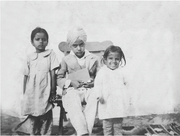 JAGJIT SINGH WITH HIS YOUNGER SISTERS Following the rules laid down by his - photo 9