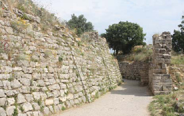 The 12th-century east gate of Troy VI widely agreed to date from the era Homer - photo 3