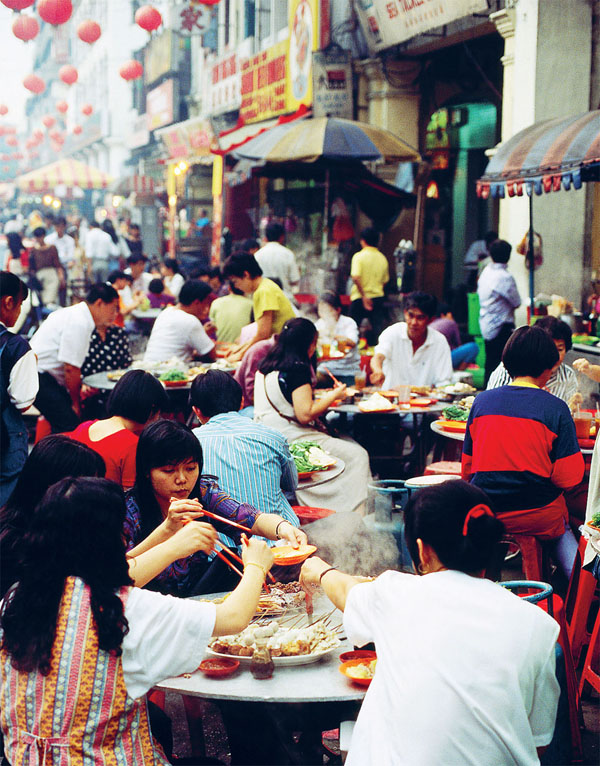 Locals dining outdoors in KL RICHARD IANSON GETTY IMAGES Why I Love Kuala - photo 4