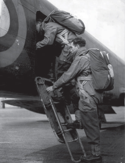 Two Paras board an Armstrong Whitworth Whitley bomber in clean fatigues ie - photo 2