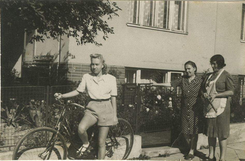 Mom outside her childhood home Her mother looks on in a polka-dot dress - photo 7